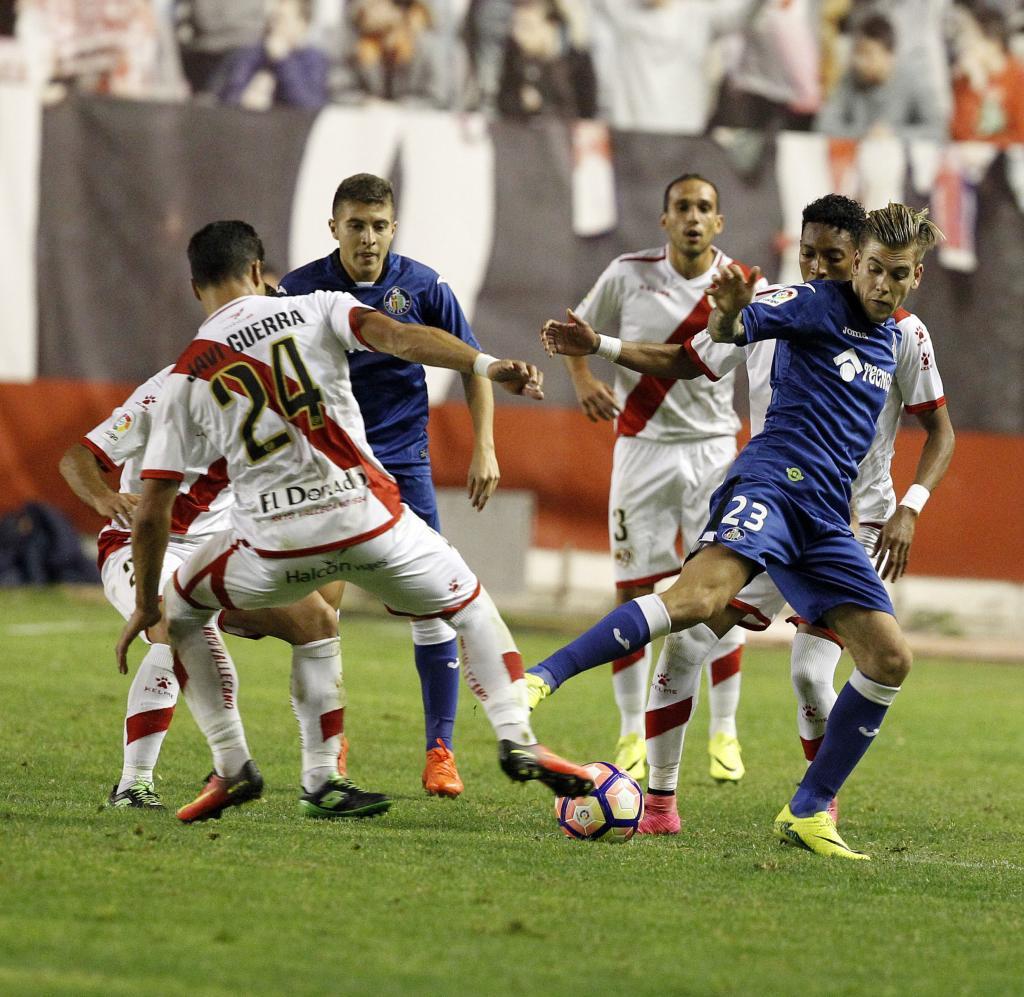 Javi Guerra (Rayo Vallecano) fights a 50-50 ball with Alvaro (Getafe)