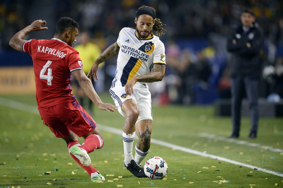 Jermaine Jones dribbling the line during a LA Galaxy match