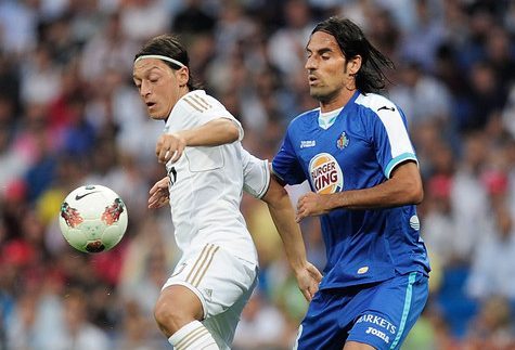 Juan Rodriguez (Getafe) defending Mesut Ozil (Real Madrid)