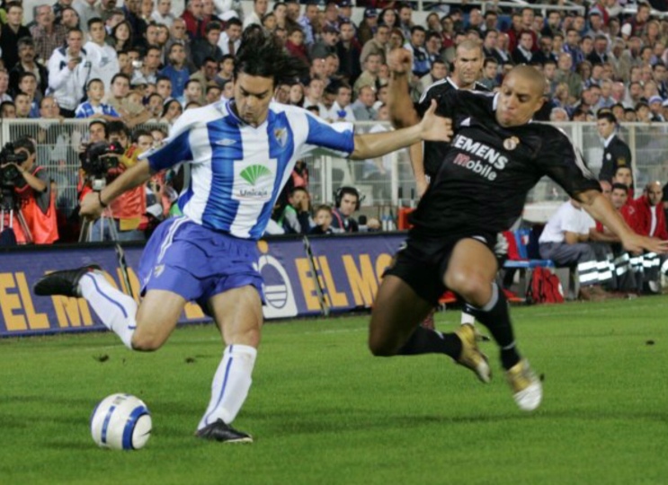 Manu Sanchez (Malaga CF) attacking Roberto Carlos (Real Madrid)