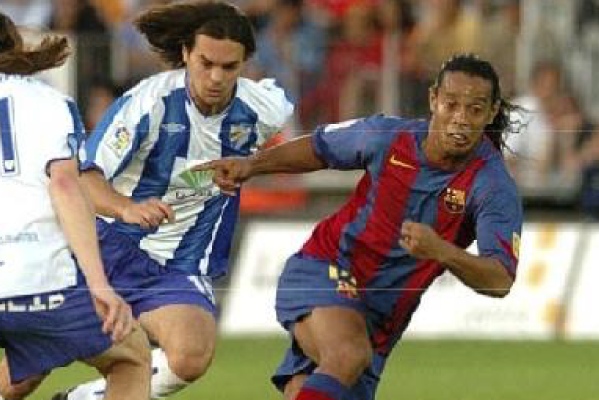 Manu Sanchez chasing Ronaldinho during a Malaga CF - Barcelona match